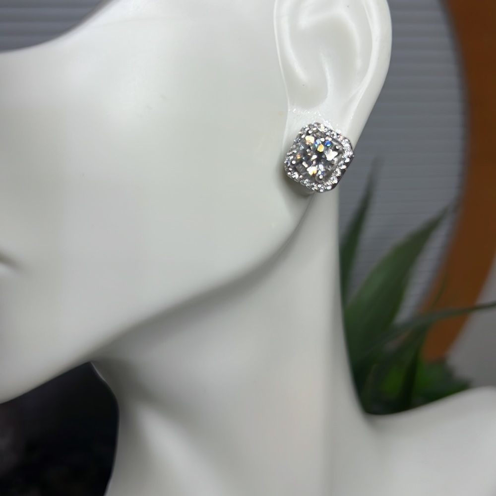 Square halo round brilliant diamond earrings - Picture 10 of 12